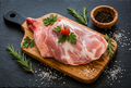 Épaule d'agneau fraîche sur planche en bois