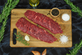 Bavette d'aloyau sur planche en bois