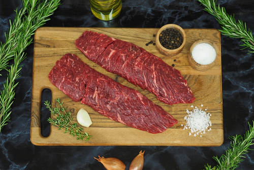 Bavette d'aloyau sur planche en bois