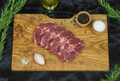 Collier d'agneau frais sur planche en bois
