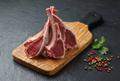Côtelettes d'agneau fraîches sur planche en bois