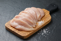 Escalope de poulet fraîche sur planche en bois