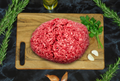 Viande hachée de bœuf sur planche en bois
