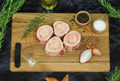 Os à moelle de bœuf sur planche en bois