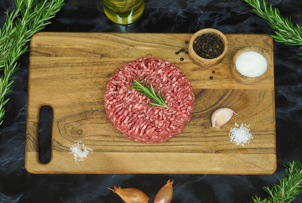 Viande hachée de bœuf sur planche en bois